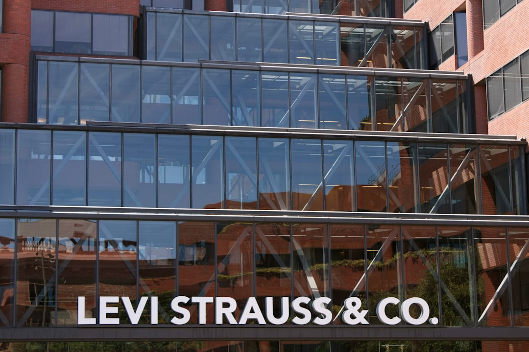 Conseillers discutant d'un dossier important